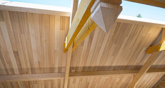 Un panneau de toiture hybride, réalisé en atelier